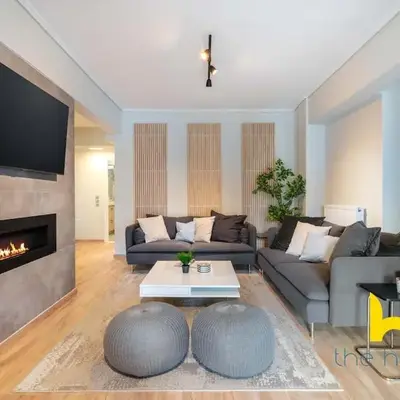 Sunny Athenian Oasis Spacious Family Haven!