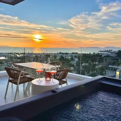 2BR Sea View Loft with private Jacuzzi in Riviera