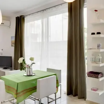 Thelma's Apartment