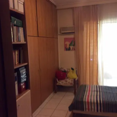 a small room with a bed and a book shelf at Filyra Homestay (Όμορφο δωμάτιο σε σπίτι) in Athens