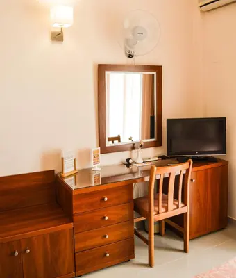 a room with a desk with a television and a mirror at Acqua Marina - Άκουα Μαρίνα in Agia Marina Aegina