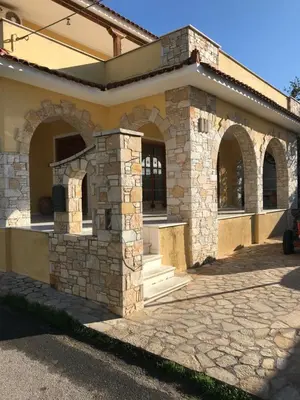 a house with an archway and stairs on it at Lepa Kuca in Spáta