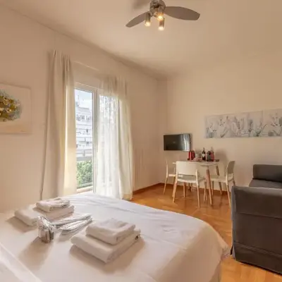 Top sightseeing 3rd floor studio on a paved road!