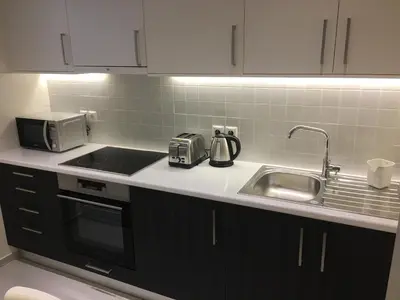 a kitchen with a sink and a microwave at El Pacífico in Athens