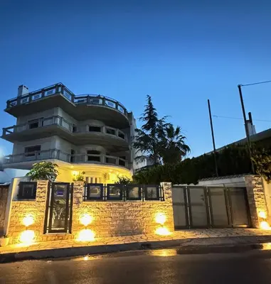 a building with lights in front of it at Emma's Airport Studio in Spáta