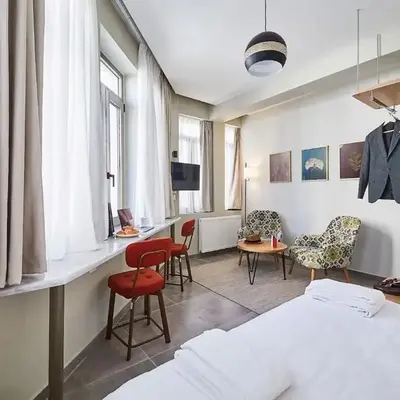 Be based near Acropolis