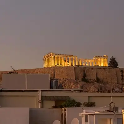 Minimal apartment on the shadow of the Acropolis