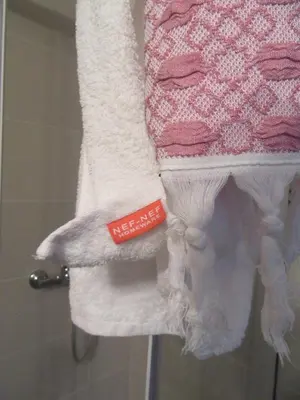 a pile of towels on a rack in a bathroom at ΜΕ ΘΕΑ ΤΟ ΛΙΜΑΝΙ in Piraeus