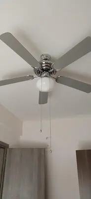 a ceiling fan hanging from a ceiling at ΜΕ ΘΕΑ ΤΟ ΛΙΜΑΝΙ in Piraeus
