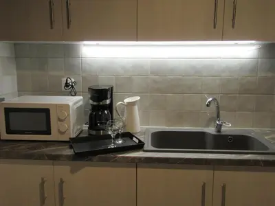 a kitchen counter with a sink and a microwave at ΜΕ ΘΕΑ ΤΟ ΛΙΜΑΝΙ in Piraeus