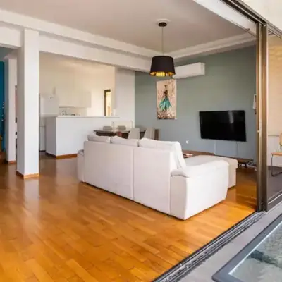 Βright Walled Designed Apt in Glyfada Center 1Gbps