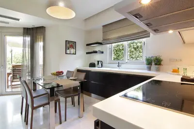 a kitchen and dining room with a table and chairs at Villa Sabia in Vari