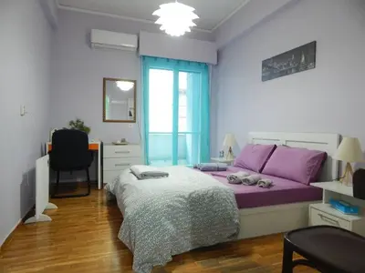 a bedroom with a purple bed and a desk at 2 Bed Flat - Sleeps 4 - Pets - Parking - Wifi in Athens