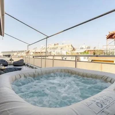 Lovely APT w/heated Jacuzzi &full Acropolis view