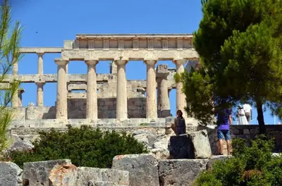two people standing in front of a temple at Παραθαλασσιο στουντιο Μιχαλιας Sea view studio Michalias Νουμερο 8 in Agia Marina Aegina