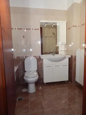 a bathroom with a toilet and a sink at ΟΔΥΣΣΕΙΑ, κοντά σε αεροδρόμιο, λιμάνια και θάλασσες in Keratea