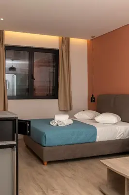 a bedroom with a bed and a window at Dunlin Hotel in Athens