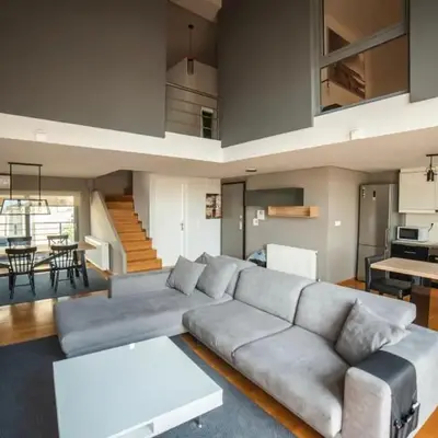 Minimal New Loft next to Subway