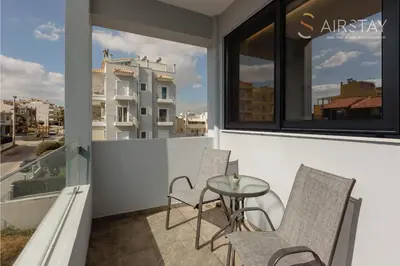a balcony with a table and chairs and a window at Zed Smart Property Airport by Airstay in Spáta