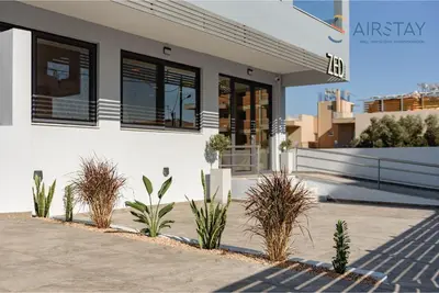a white house with plants in front of it at Zed Smart Property Airport by Airstay in Spáta