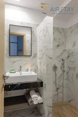 a bathroom with a sink and a mirror at Zed Smart Property Airport by Airstay in Spáta