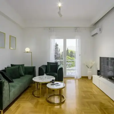 Lush Emerald apt steps from Acropolis & Plaka!