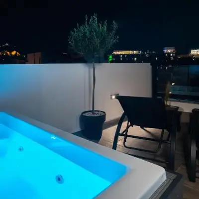 Private Jacuzzi & Acropolis View - The Urban Loft