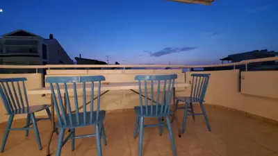 a bar with four chairs and a table on a balcony at \u5c71\u811a\u4e0b\uff0c\u8212\u9002\u6e29\u99a8\u6d77\u666f\u516c\u5bd3 in Athens