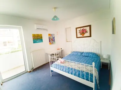 a small bedroom with a bed and a window at \u5c71\u811a\u4e0b\uff0c\u8212\u9002\u6e29\u99a8\u6d77\u666f\u516c\u5bd3 in Athens