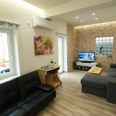 Brand new apartment with hidden garden