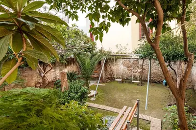 a garden with a swing in a yard at Secret Garden Downtown in Athens