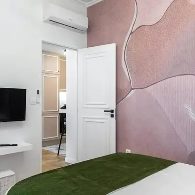 Lux 2 bedroom apt next to metro