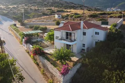 a white house on the side of a road at Villa Anemos in Dhaskalión