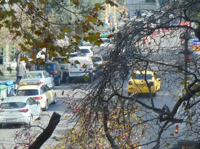 a busy city street filled with lots of cars at Metropolis A2 - Υπέροχη ανακαινισμένη Σουίτα in Athens