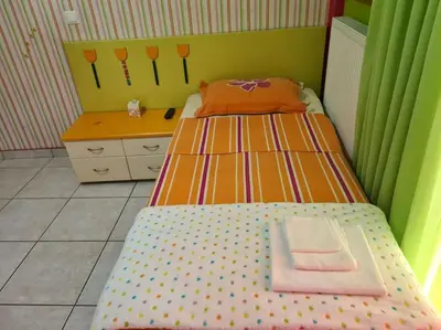 a small bedroom with a bed and a desk at Άνετο, μεγάλο σπίτι κοντά στο μετρό in Piraeus