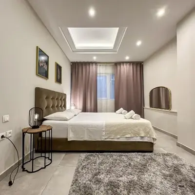 Contemporary & Spacious Renovated Apartment