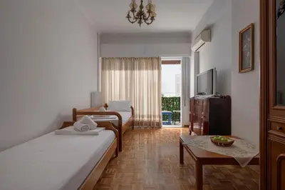 a hotel room with two beds and a table at ΔΙΠΛΑ ΣΕ ΜΕΤΡΟ , ΚΟΝΤΑ ΣΤΗΝ ΑΚΡΟΠΟΛΗ in Athens