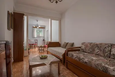 a living room with a couch and a table at ΔΙΠΛΑ ΣΕ ΜΕΤΡΟ , ΚΟΝΤΑ ΣΤΗΝ ΑΚΡΟΠΟΛΗ in Athens