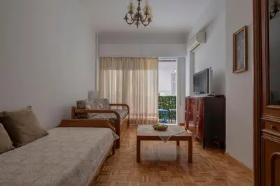 a living room with a couch and a table at ΔΙΠΛΑ ΣΕ ΜΕΤΡΟ , ΚΟΝΤΑ ΣΤΗΝ ΑΚΡΟΠΟΛΗ in Athens