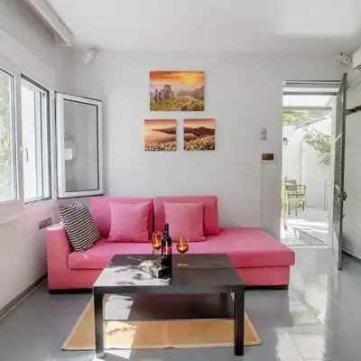Canto-Home Alongside The Acropolis